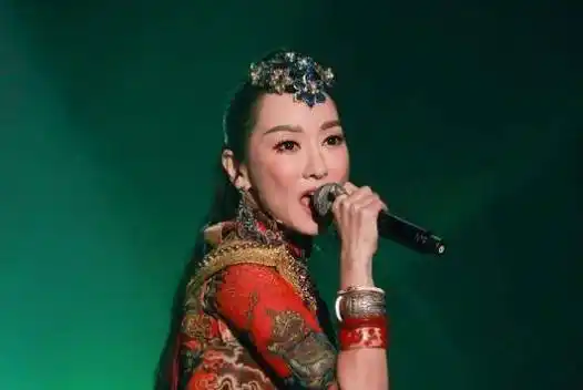 萨顶顶素颜什么样?卸妆后"巫婆变仙女",网友表示不化妆早火了_形象_明