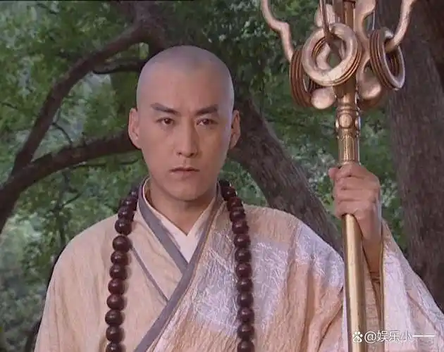 在《白蛇传》里,他扮演了光头法海的角色.