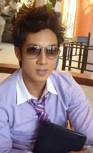 阳光天使吴尊头发是什么颜色的?是阳光色么?详细点.