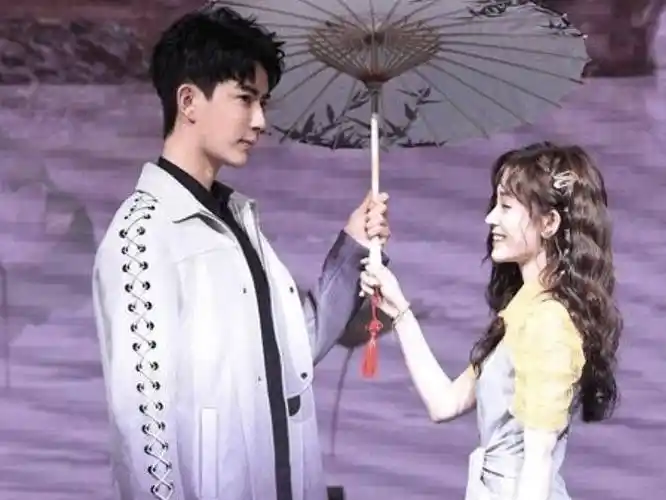 当她和一米六的吴昕同框, 真实情况一眼看出_都是会_感觉_差不多