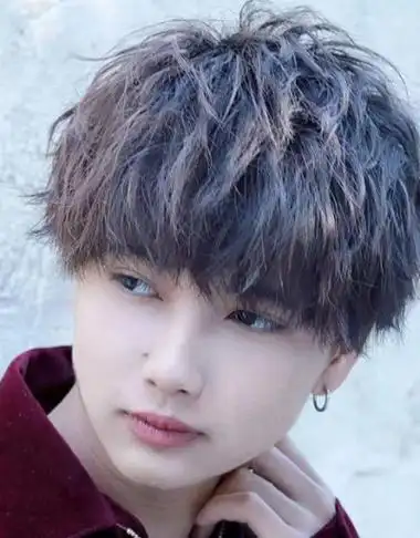 日系男生烫发推荐,选择纹理烫定位烫结合的发型,整个造型蓬松有型,让