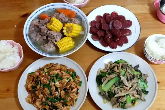 只有周末才能一家人在一起吃午饭,四个菜刚好,有荤有素还有汤