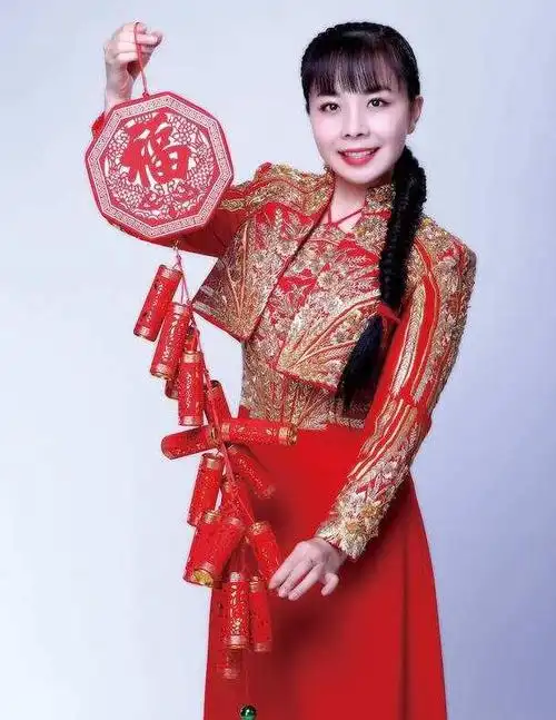 央视曾为她破例嫁相识15年青梅竹马35岁王二妮生活超幸福