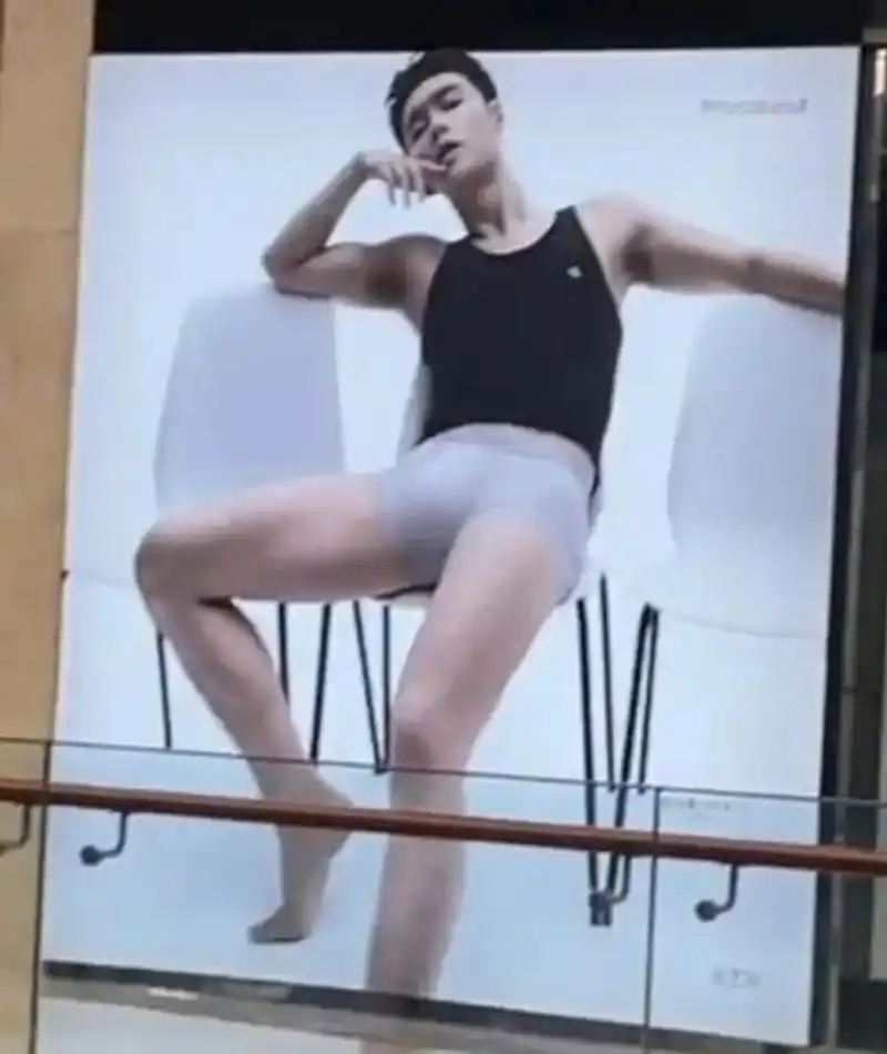 张艺兴内衣广告# 张艺兴内衣广告遭嘲,腿毛抢眼姿势无美感,网友:路过