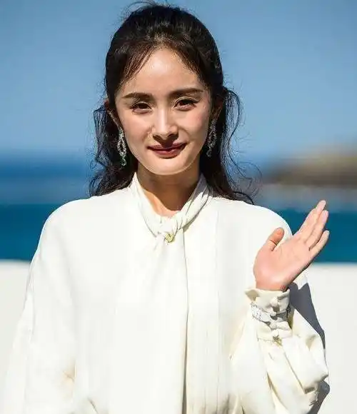 杨幂生图和精修图差异很大,皱纹明显,眼窝凹陷,一看就是33岁_皮肤