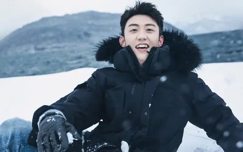 黄景瑜在庆祝自己出道八年的日子里,巧妙地用四个二的手势表达了自己