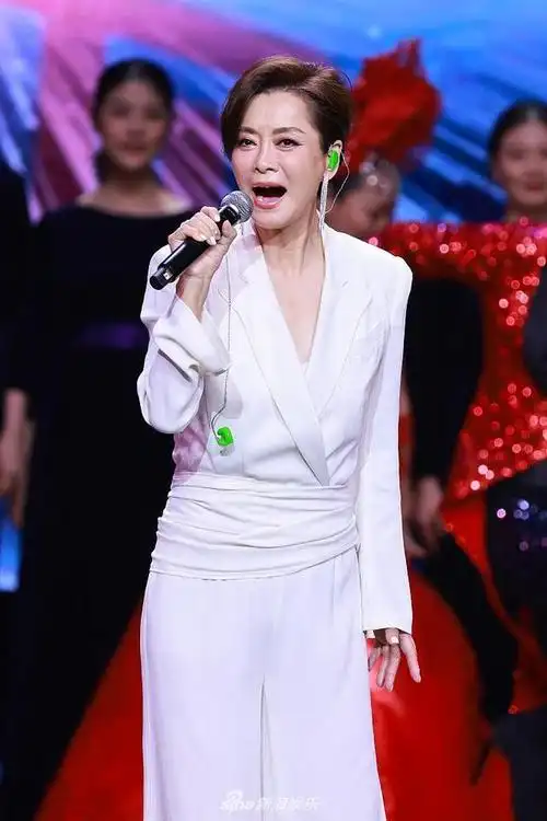 组图:57岁毛阿敏登台献唱状态绝佳 短发搭白色西装干练气场强