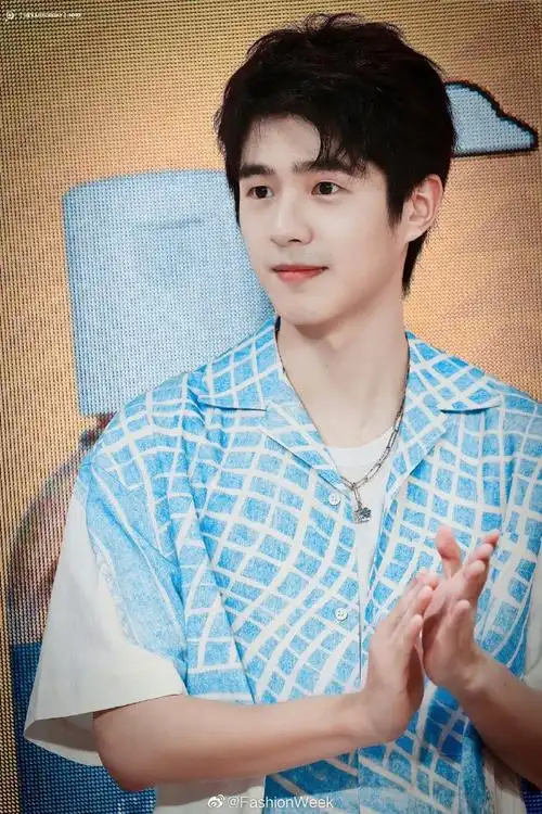 刘昊然|今日活动造型,蓝白相间衬衫搭配白tee,露出两颗小虎牙,阳光