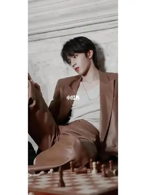 刘耀文锁骨撑衣