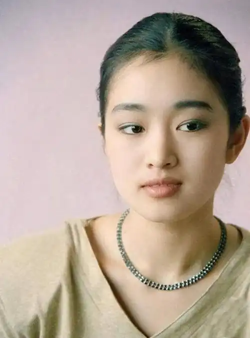 **时巩俐报考了中戏,却因文化课不过关没考上,那个时候巩俐不甘心