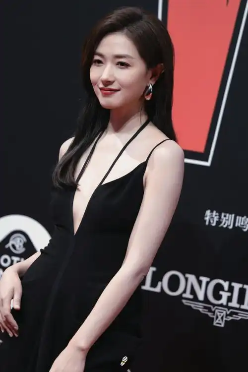 万茜爆改长发##w年度盛典红毯