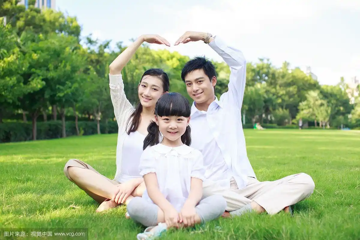 一家三口做心形