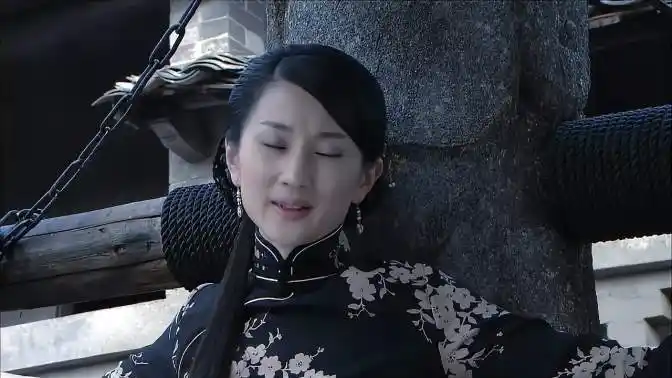 围屋里的桃花:夏禾性子太烈,被恶女人锁在石架上,不能吃不能喝-影视综