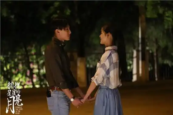 拥抱星星的月亮