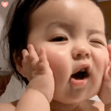 萌娃丸子妹表情包动图 感觉隔着屏幕闻到了奶香 这个小肉丸真是让阿伟