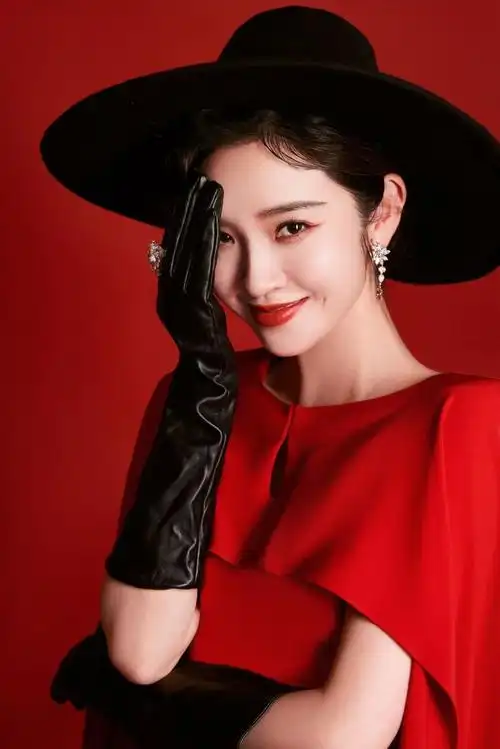 唐艺昕风华红礼裙新年大片#是摩登复古的甜美女郎糖糖,红色斗篷十分