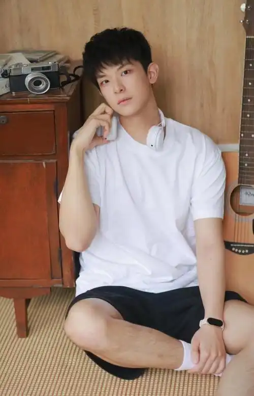 少年感十足的帅气95后男生满脸胶原蛋白穿白色t恤更显好看