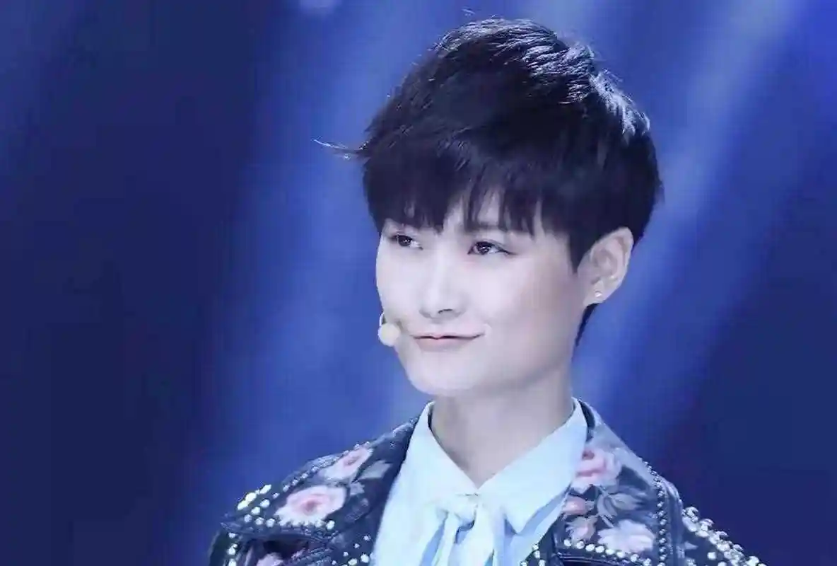 1,赵丽颖 :《雅虎搜星》 冯小刚组冠军,她虽然出生于农村,通过选秀