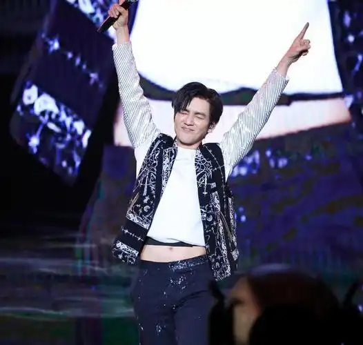 今天来看看钟汉良的面相一看一个不吱声