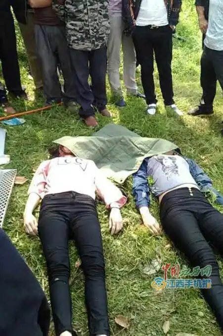 九江都昌一面包车开进河中 两女生不幸溺水身亡(图)