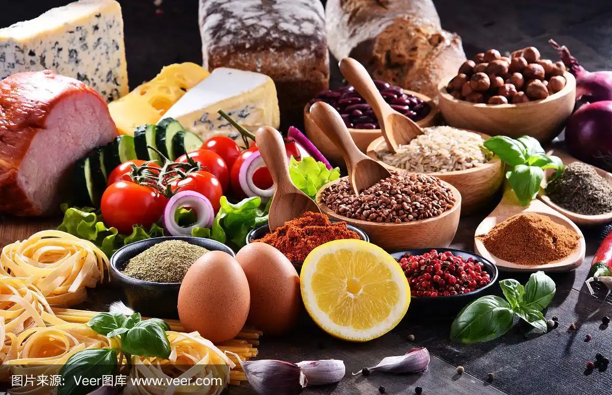 搭配各种有机食品摆在桌上