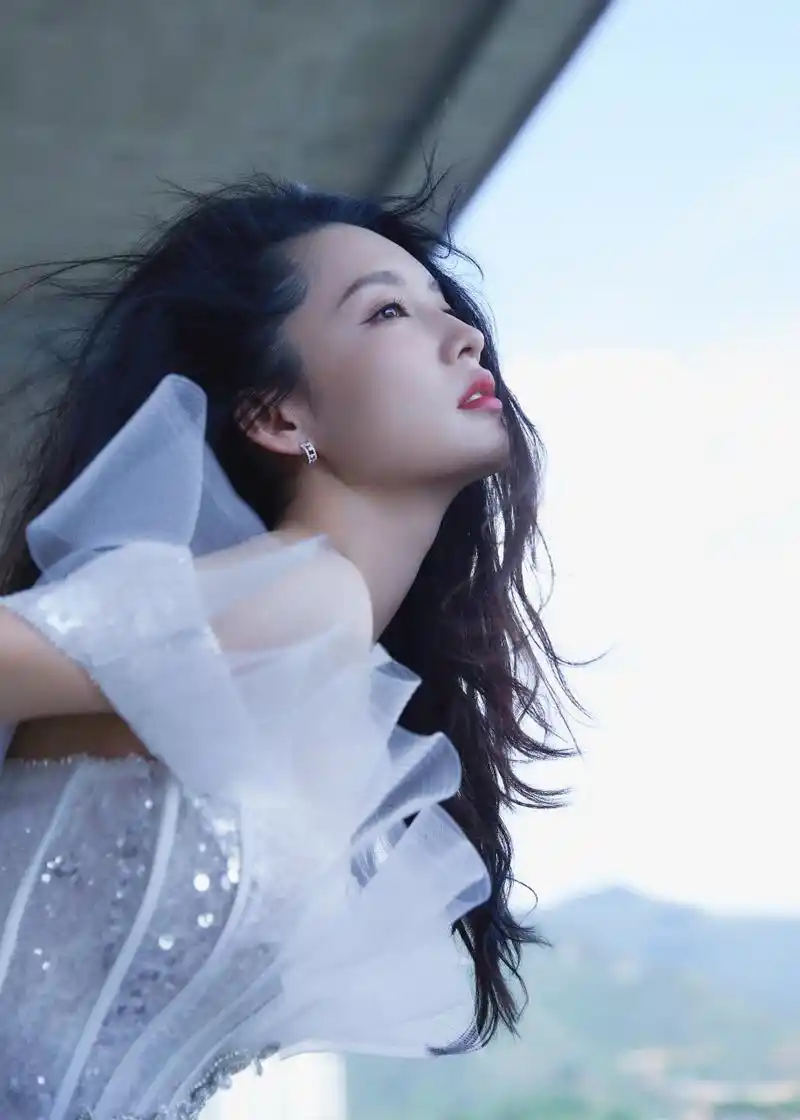 演员李沁即将献唱2023湾区升明月大湾区电影音乐晚会.