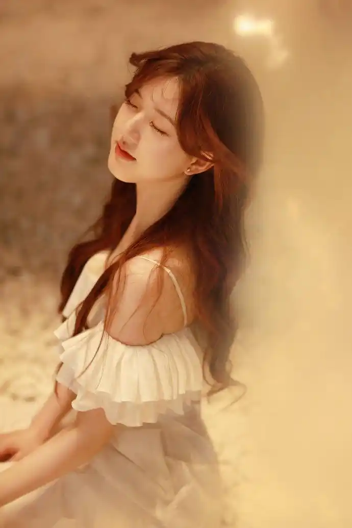 赵露思身穿吊带礼裙写真