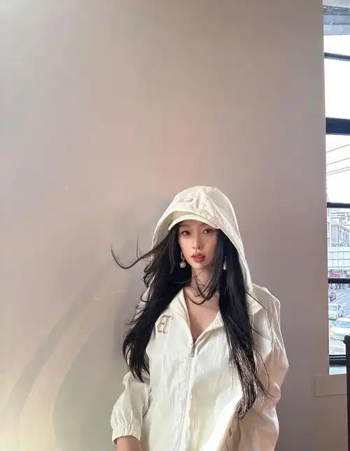 在这组穿搭照片的背后,不仅是虞书欣对美和时尚的追求展现,更是她与