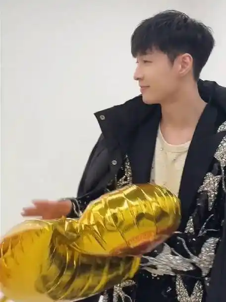 张艺兴战损破洞裤#|#张艺兴lauv新歌rb2u#张艺兴资讯台的微博视频