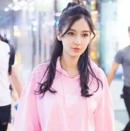 17岁杨颖上学照片被扒出,网友:整没整容一目了然