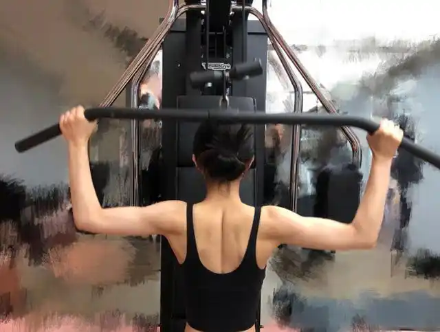 赵丽颖晒了两张自己在健身房的照片,是正在锻炼中的状态,手牢牢地抓住