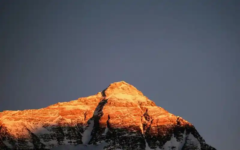 荒凉壮观的高山高清桌面壁纸