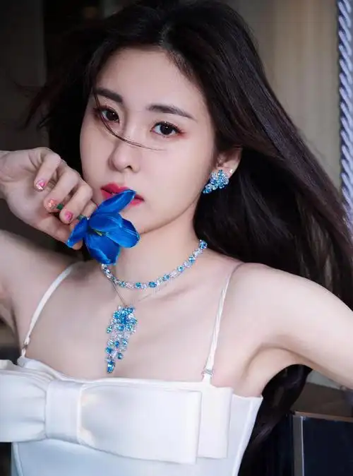 张碧晨白色吊带紧身裙参加活动皮肤白皙身材修长