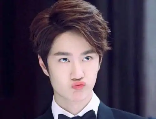 王一博一旦嘟嘟嘴巴,啃啃手指,总会被幸福宠溺