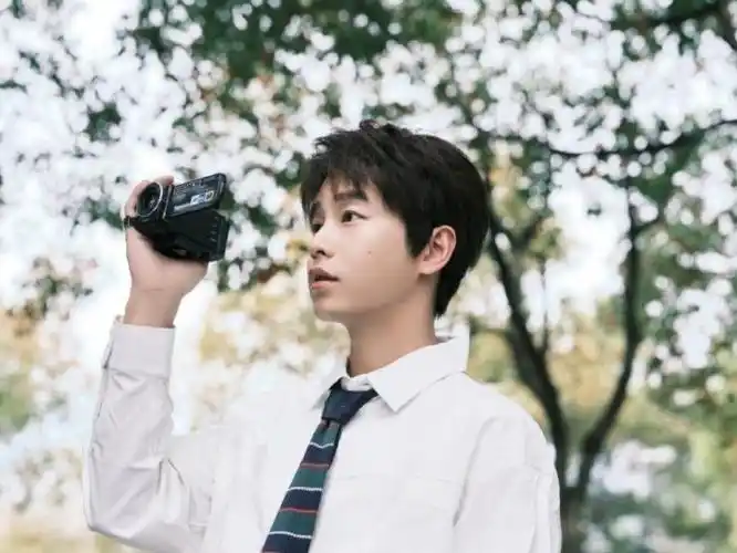 彭昱畅樱花树下的男大