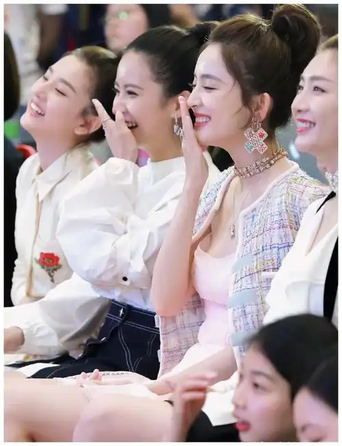 古力娜扎合影杀手这美貌和身材谁还敢坐她旁边