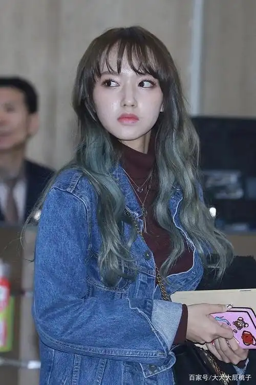 程潇穿10cm亮片裙上台,侧身暴露"半月臀",不愧是"奶潇"