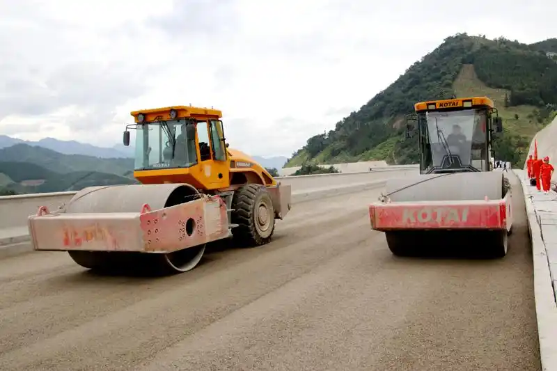 田西高速四标段主线段水稳摊铺全部完成