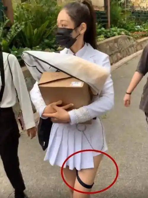 原创原创有一种瘦叫创造营的希林娜依高穿团服出门这腿让人羡慕