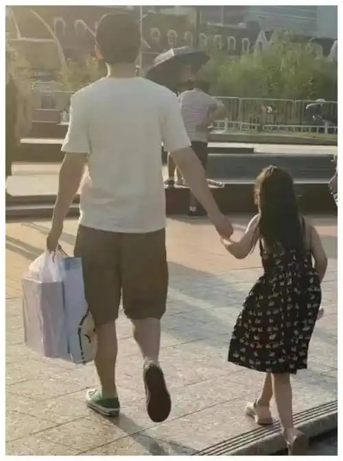 董子健携女儿大福共赴火锅盛宴6岁社牛餐厅体验圆润可爱动人