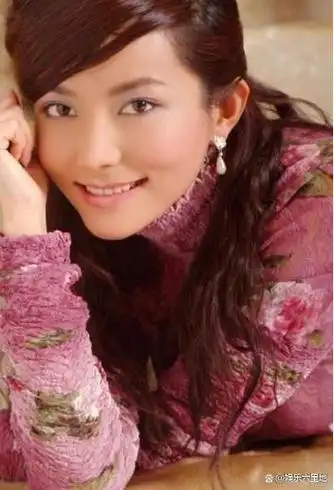 也许大家看到这张照片会觉得有些眼熟,因为吴奇隆的前妻马雅舒长相与"