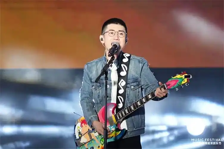 也是最令人激动的时刻,中国内地男歌手,音乐制作人金志文和他的乐队为