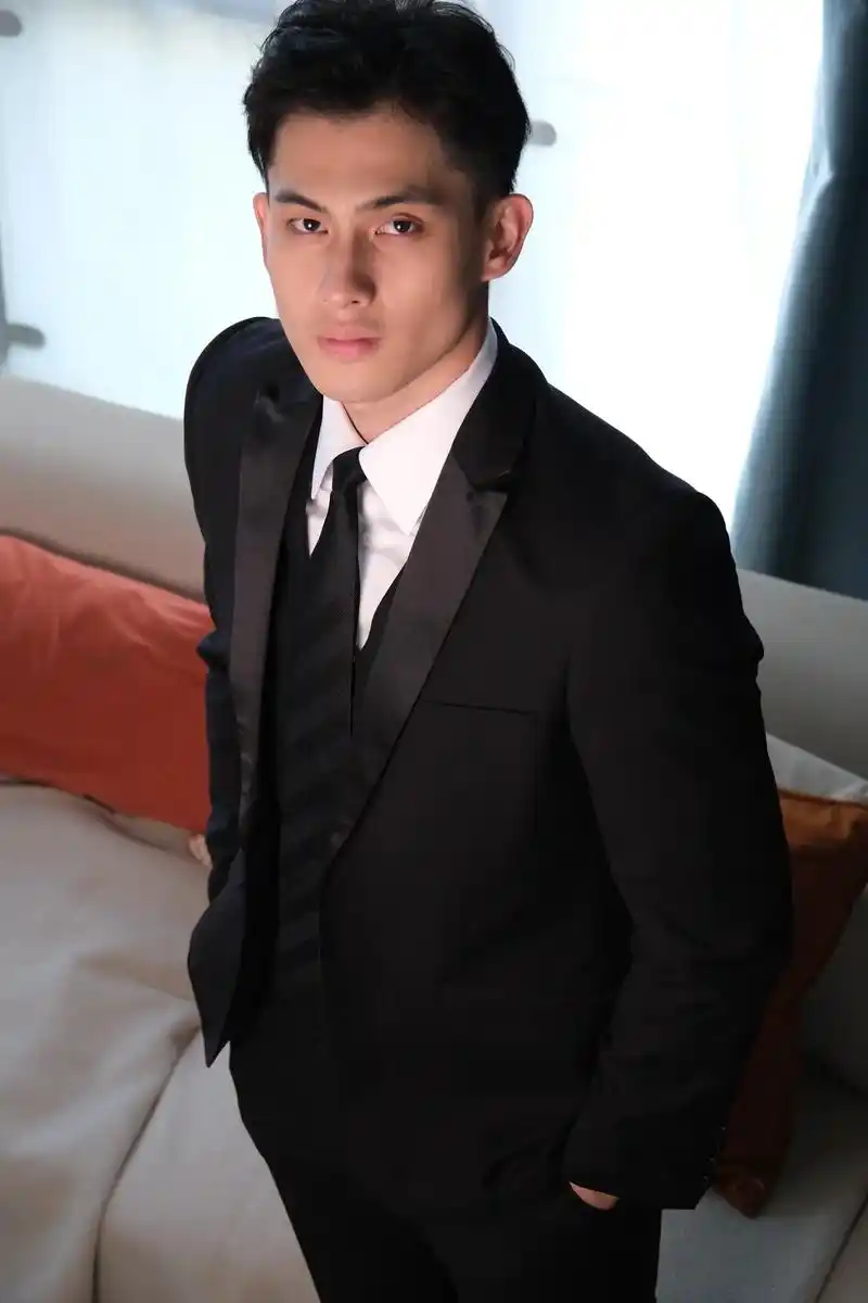 酷飒allblack一身黑妥妥的霸道总裁.黑西装搭配黑衬衫, - 抖音