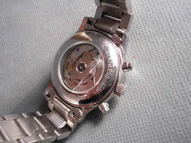 昨天我的机械表摔了一下 把背面的镜片摔裂了 表也不走了