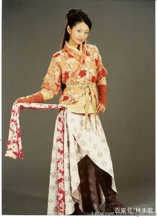 当年《仙剑1》的角色定妆照,林月如有一款造型很漂亮,可惜删了