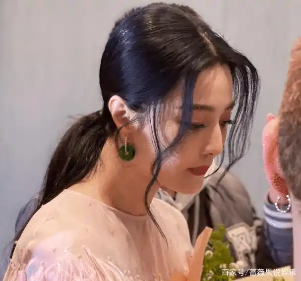 范冰冰出席活动侧脸精致像"雕塑",绯闻男友相伴,蹲下合照亲切