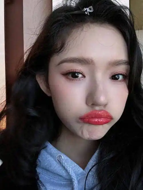 近日,27岁的美女林允在微博上晒出了一组九连拍,照片中的她嘟着嘴卖萌