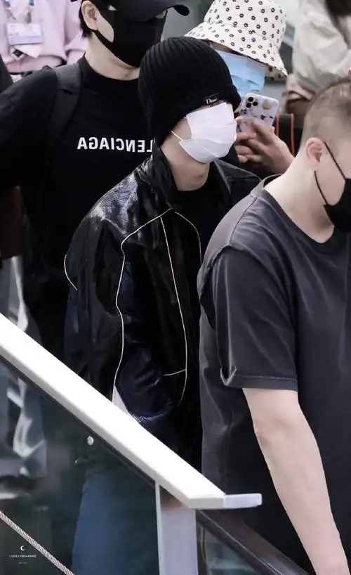 王一博巴黎时装周出发#20231001王一博【行程】北京飞巴黎01「识技