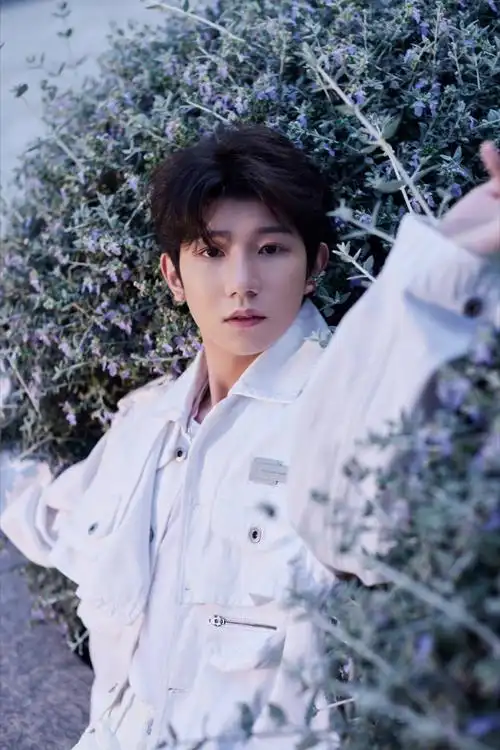 王源今日直播造型, 白色工装外套的源哥,好帅|王源|白色|造型_新浪