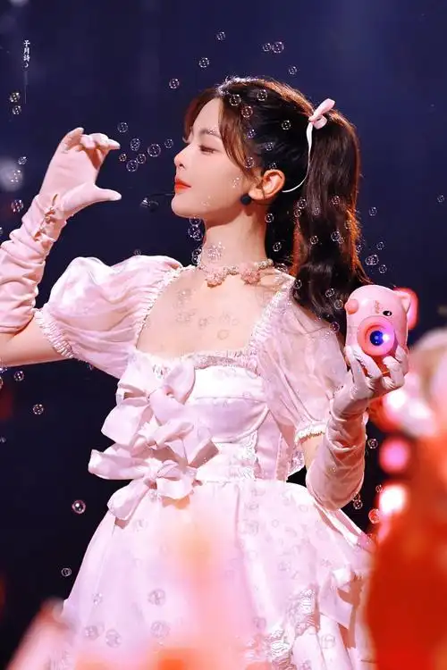 杨超越双马尾公主裙造型##杨超越粉色公主裙